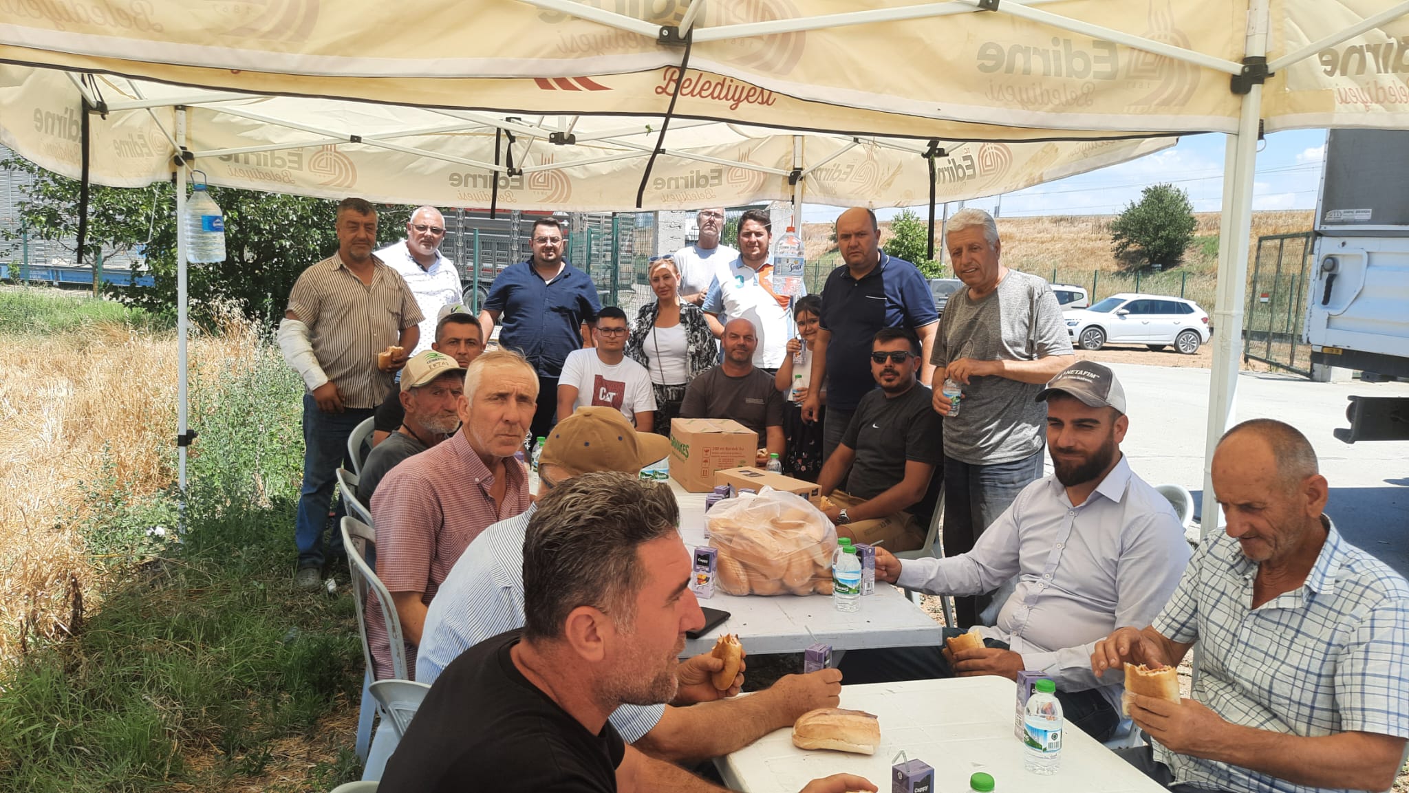 Edirne Belediyesi, Tayakadın Köyü’ndeki TMO önünde ürün teslimi için kavurucu sıcakta sıra bekleyen çiftçilerin mağdur olmaması amacıyla alana çadır kurarak yemek ve meşrubat desteğinde bulundu.
